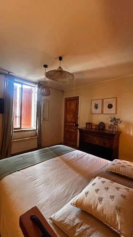 Postel nebo postele na pokoji v ubytování Une Ferme en Ville