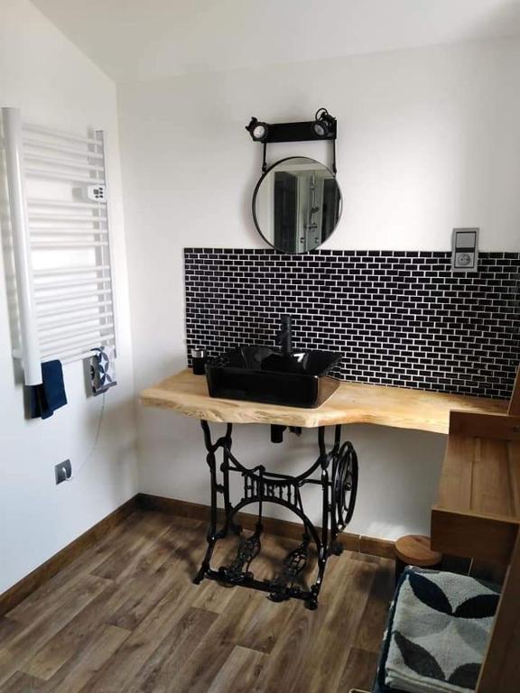 un bancone della cucina con lavandino in camera di L'Oustal a Montech