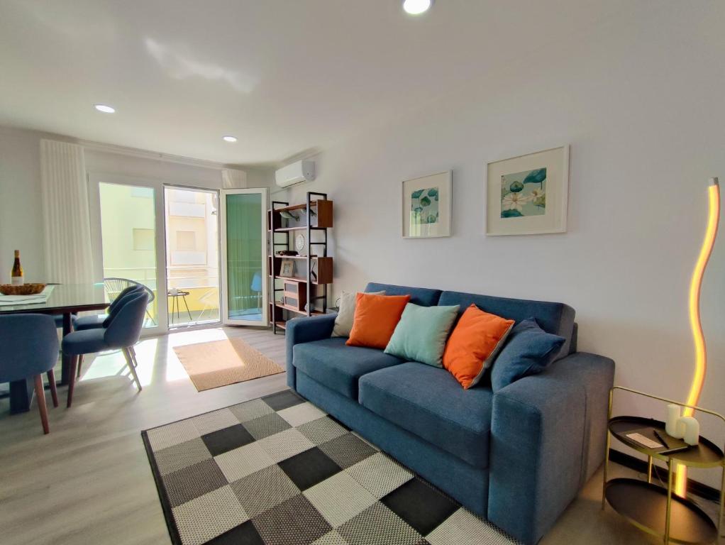 a living room with a blue couch and a table at Apartamento SEREN AGUA in Moledo