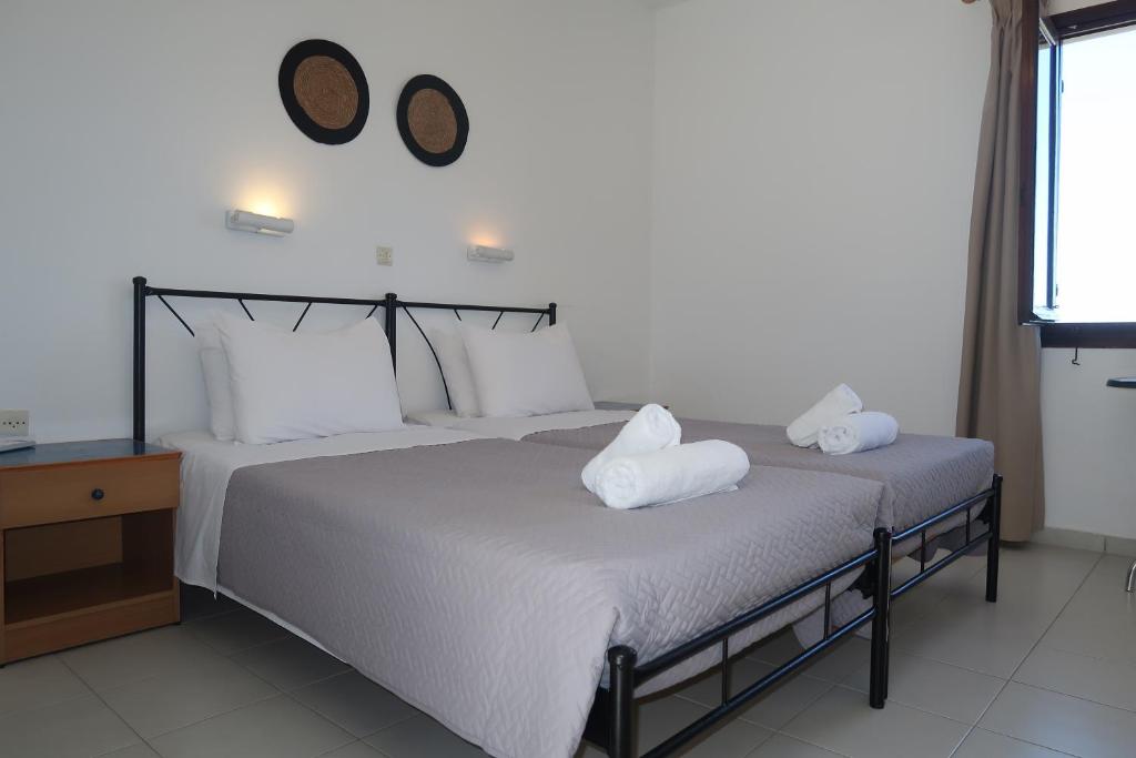 Postel nebo postele na pokoji v ubytování Aphrodite White Studios Lindos