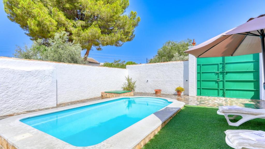 Πισίνα στο ή κοντά στο Cortijo San León Fuente de Piedra by Ruralidays