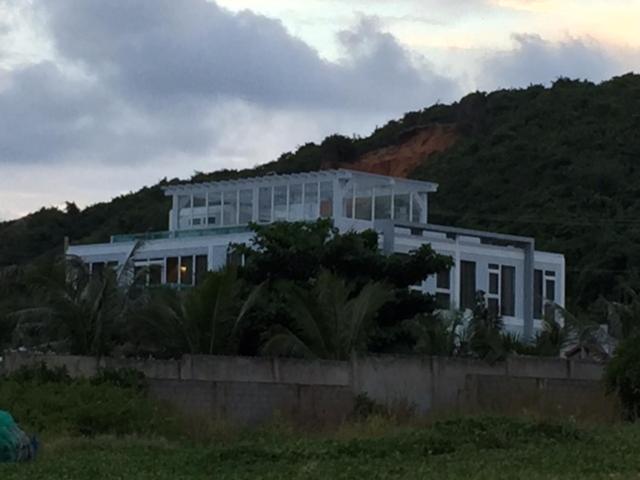 una grande casa bianca in cima a una collina di P&T Family Resort a Phan Thiet