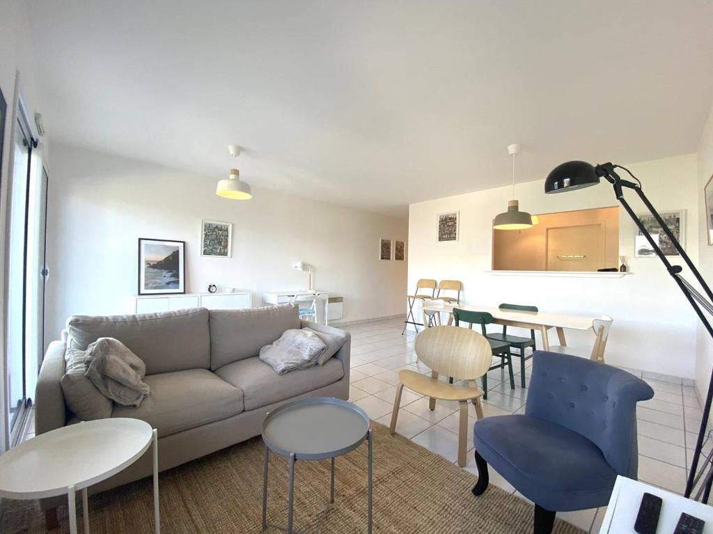 un salon avec un canapé et une table dans l'établissement Bel appartement avec WIFI, parking au centre-ville de PERROS-GUIREC - Réf 927, à Perros-Guirec
