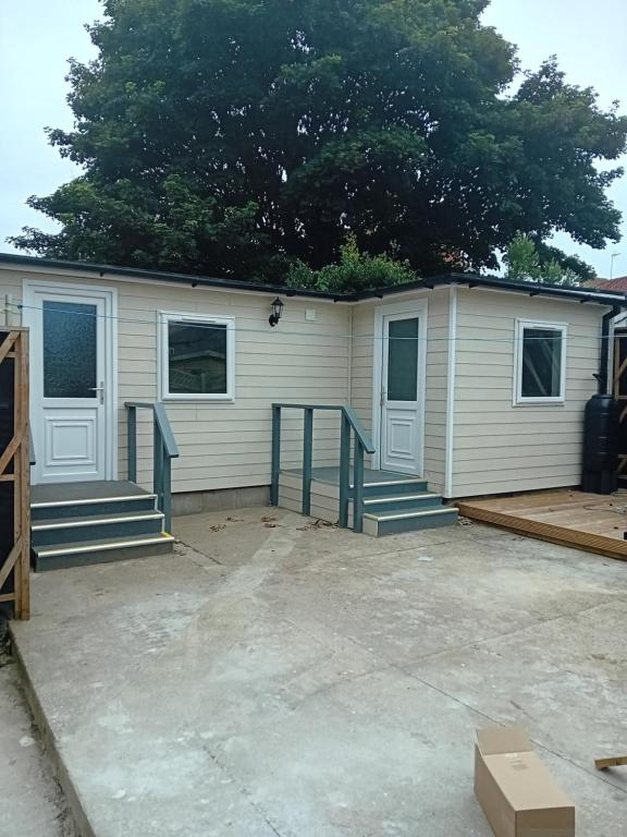 ブリドリントンにあるGarden roomの階段を前にした家