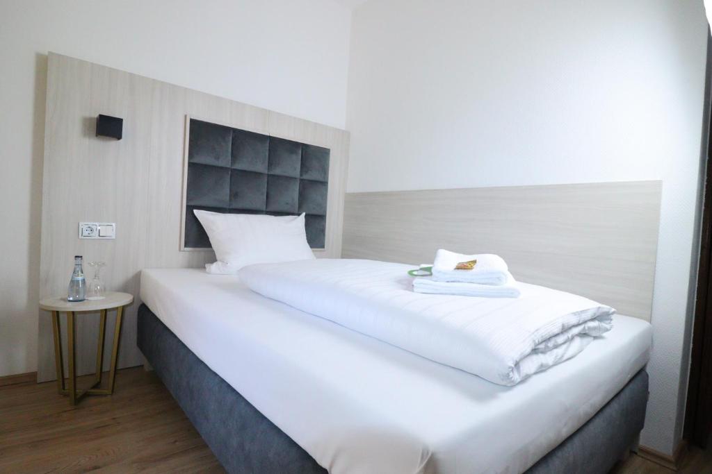 Postel nebo postele na pokoji v ubytování Hotel Kurparkblick