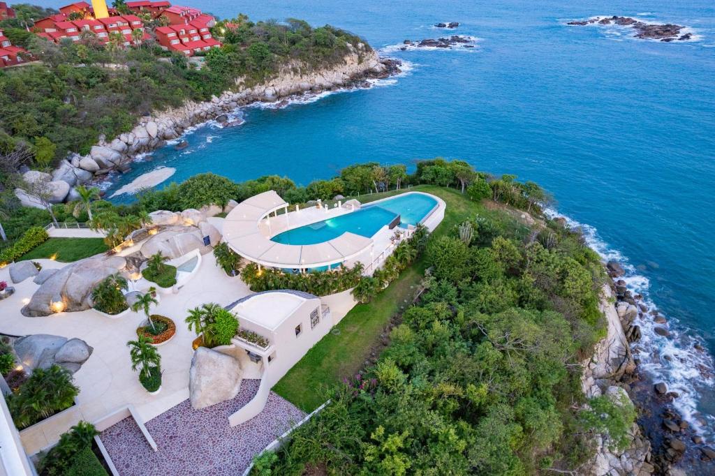 - une vue aérienne sur une maison à côté de l'océan dans l'établissement 2055 - Cosmo 8A2, à Santa Cruz Huatulco