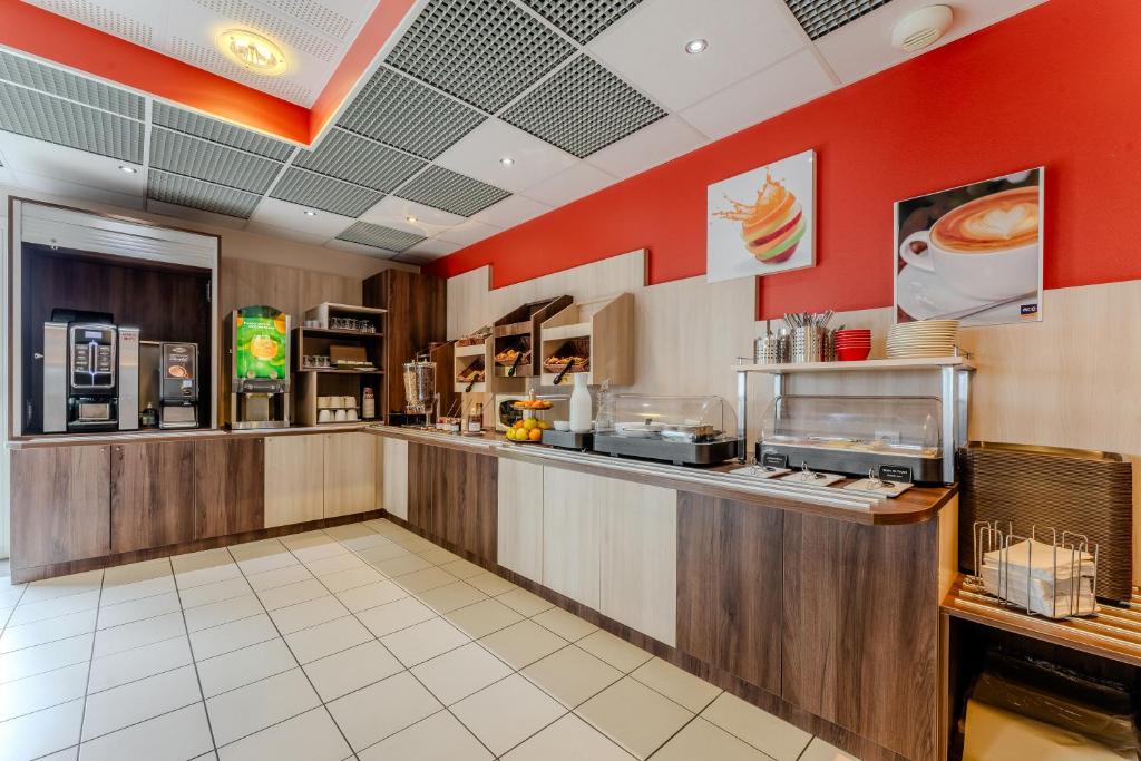 Kuchyň nebo kuchyňský kout v ubytování Ace Hotel Arras-Beaurains