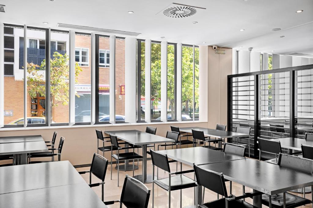 B&B HOTEL Zaragoza Los Enlaces Estación - Resim 37