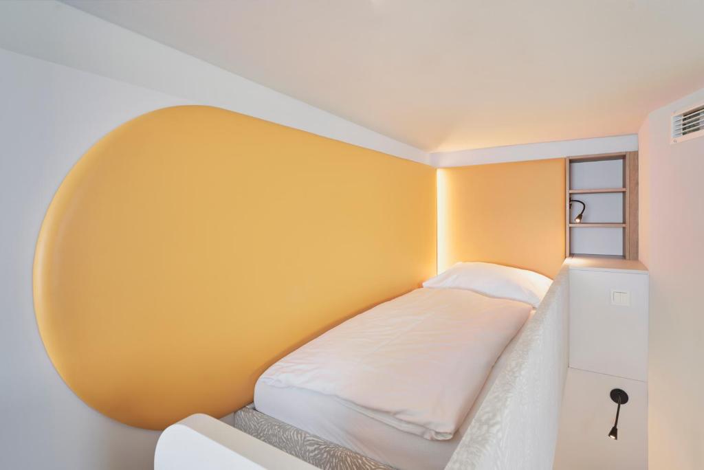 Voodi või voodid majutusasutuse H2O Hotel-Therme-Resort, für Familien mit Kindern toas