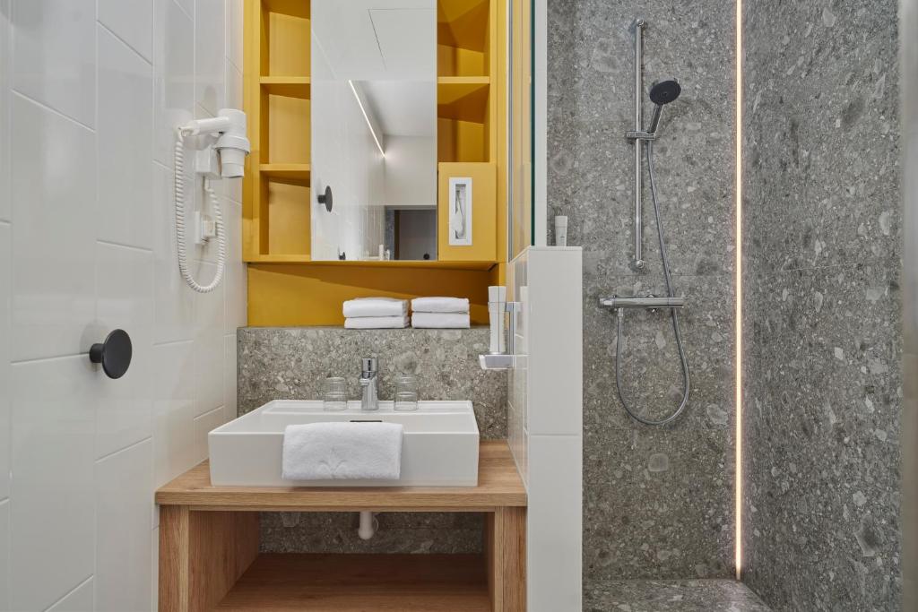 Vannituba majutusasutuses H2O Hotel-Therme-Resort, für Familien mit Kindern