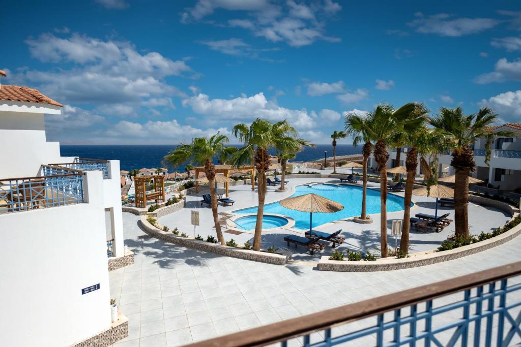 Bazén v ubytování Ecotel Dahab Bay View Resort nebo v jeho okolí