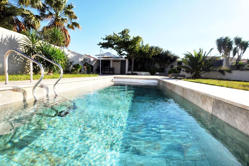 - une piscine dans une maison avec piscine dans l'établissement Villa de rêve à Pia - Piscine et 4 terrasses, à Pia