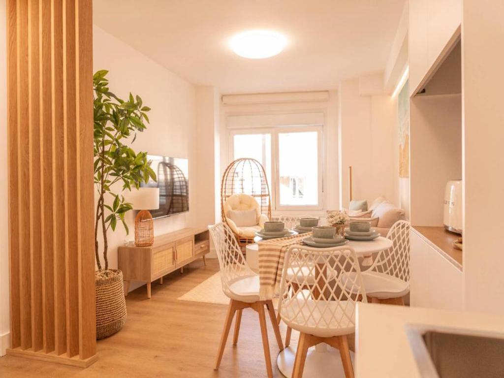 a dining room with a table and chairs at Apartamentos Vilagarcia de Arousa 3000 in Vilagarcia de Arousa