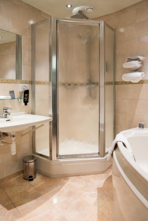 un bagno con doccia e lavandino di Hotel Emma a Rotterdam