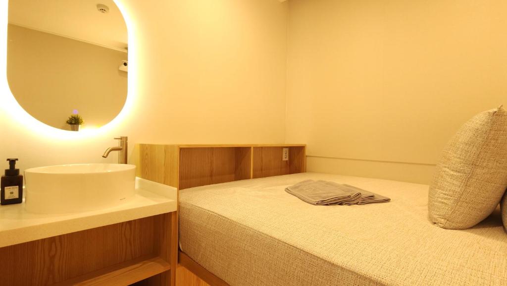 OYO Hostel Myeongdong 6 - Economy Double Room