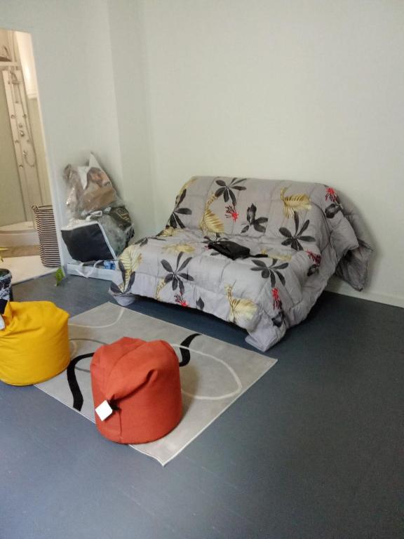 un salon avec un canapé et un lit dans l'établissement Le bloo, à Rouen