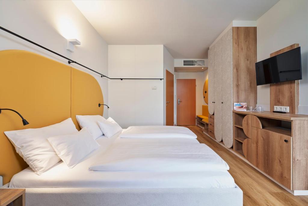 Voodi või voodid majutusasutuse H2O Hotel-Therme-Resort, für Familien mit Kindern toas