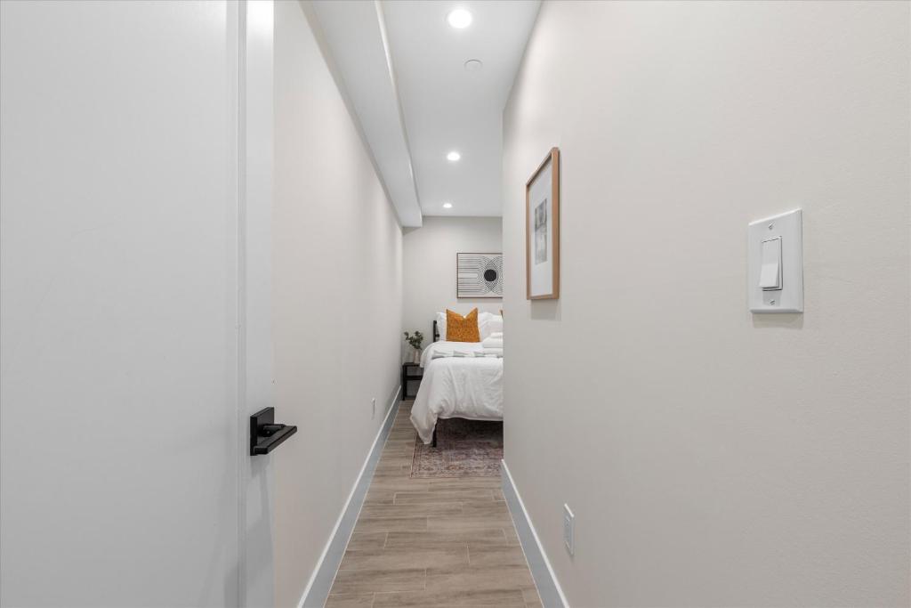 Postel nebo postele na pokoji v ubytování Central 2-BR City Sanctuary - Commuter-Friendly