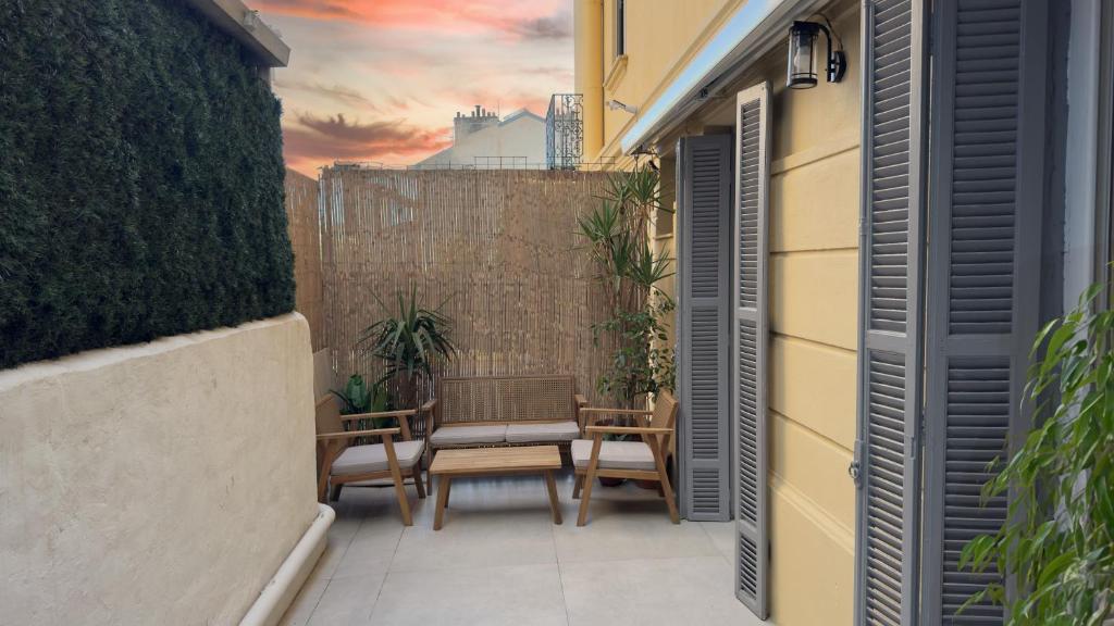 un patio avec des chaises et une table sur un balcon dans l'établissement Central Studio - Bright & Modern - Private Terrace - AirCon - Near Train & Beach, à Nice