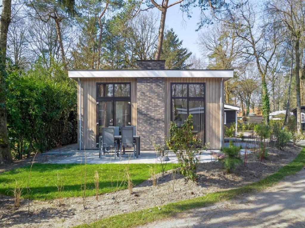 Zahrada ubytování Luxury Chalet in Woods with Terrace