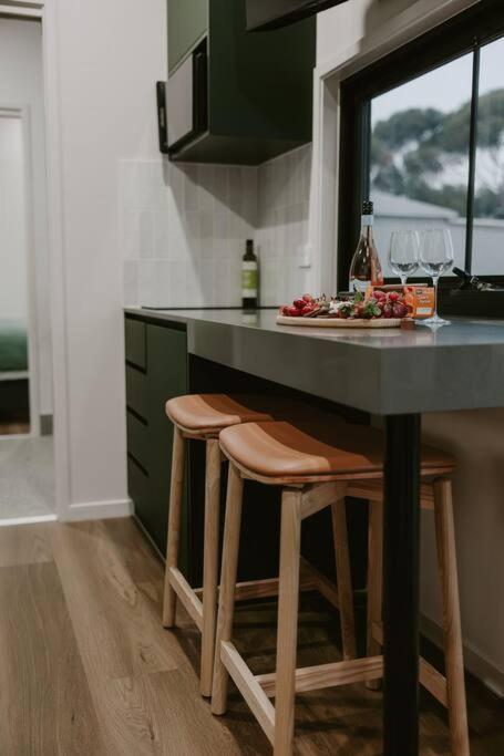 Essence Kangaroo Island - Tiny home American River的厨房或小厨房