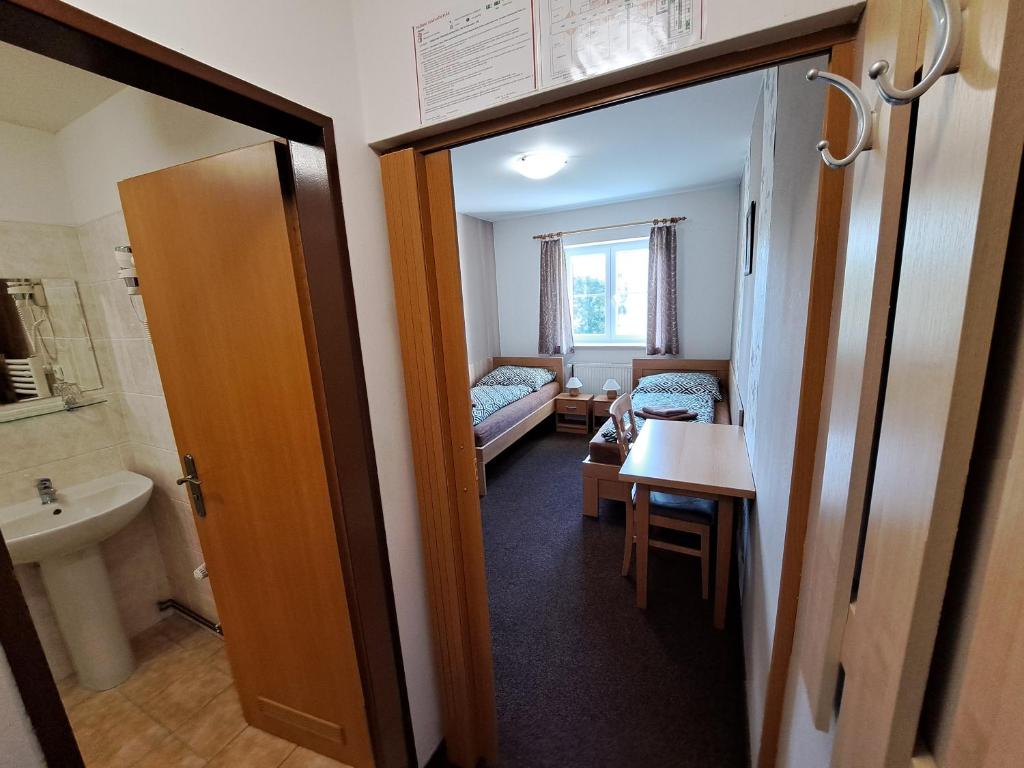 Łóżko lub łóżka w pokoju w obiekcie Vzdělávací Středisko a Hotel
