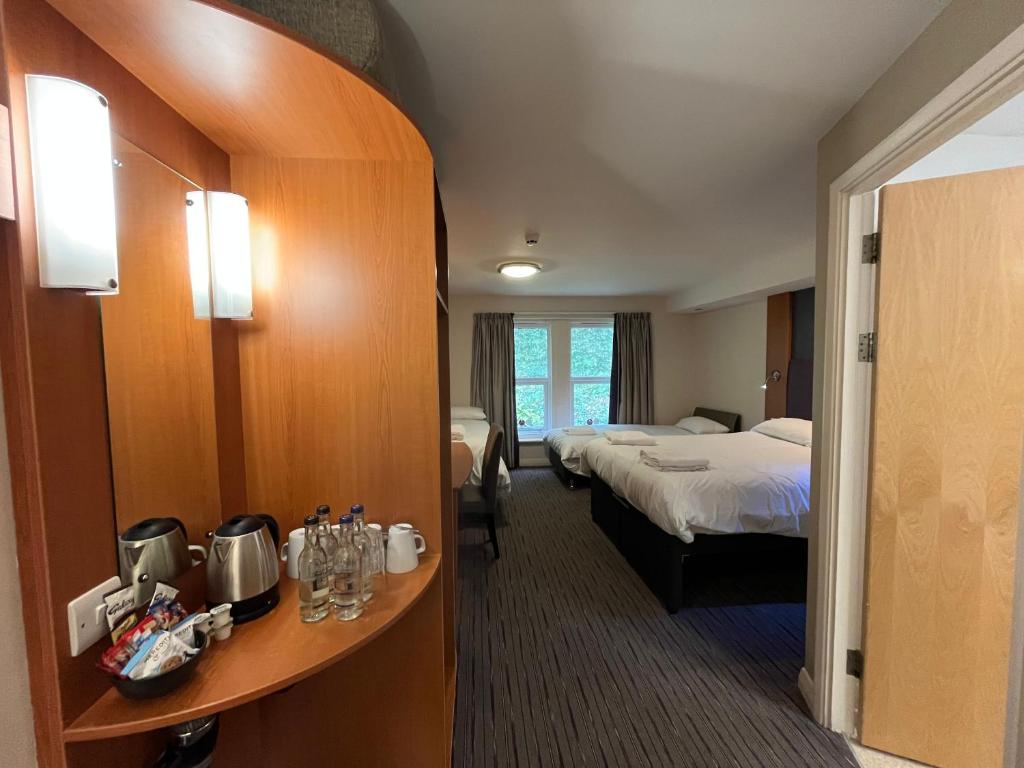 
Classic Family Room (2 adults & 2 children)
