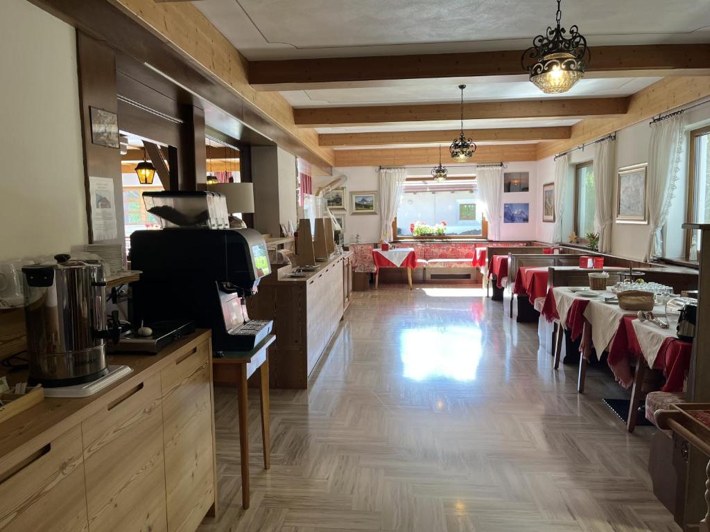 pokój ze stołami i krzesłami w restauracji w obiekcie B&B Bucaneve w mieście Vigo di Fassa
