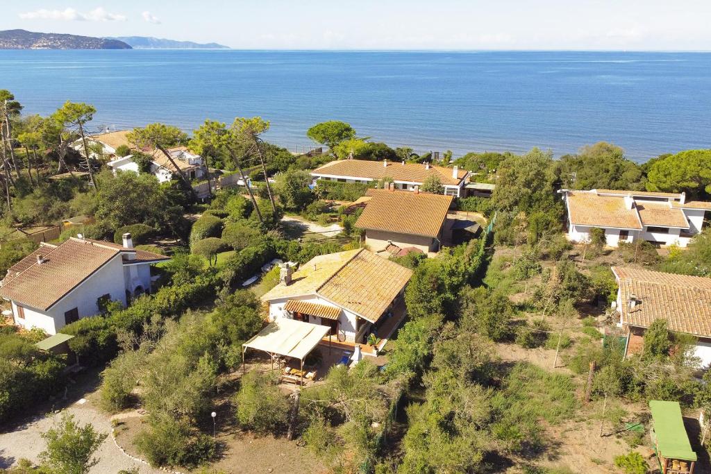 una vista aérea de un pequeño pueblo junto al océano en Villino Saline - Happy Rentals, en Orbetello