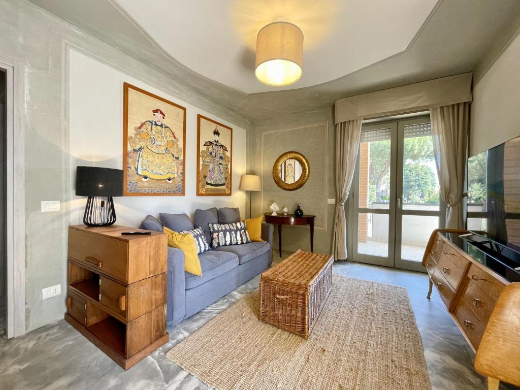 a living room with a blue couch and a tv at Marty's House in Arezzo