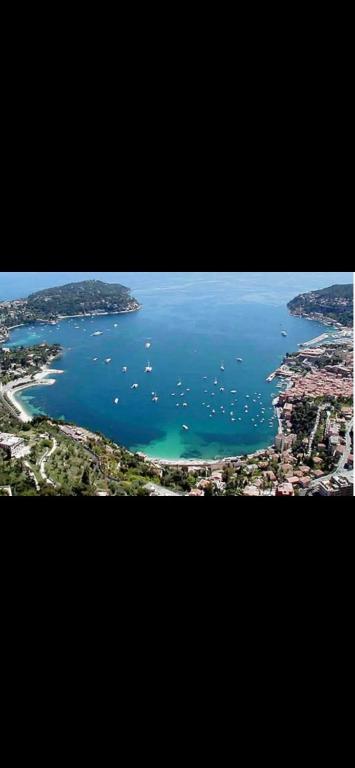 - une vue sur une grande étendue d'eau avec des bateaux dans l'établissement Studio Villefranche, à Villefranche-sur-Mer