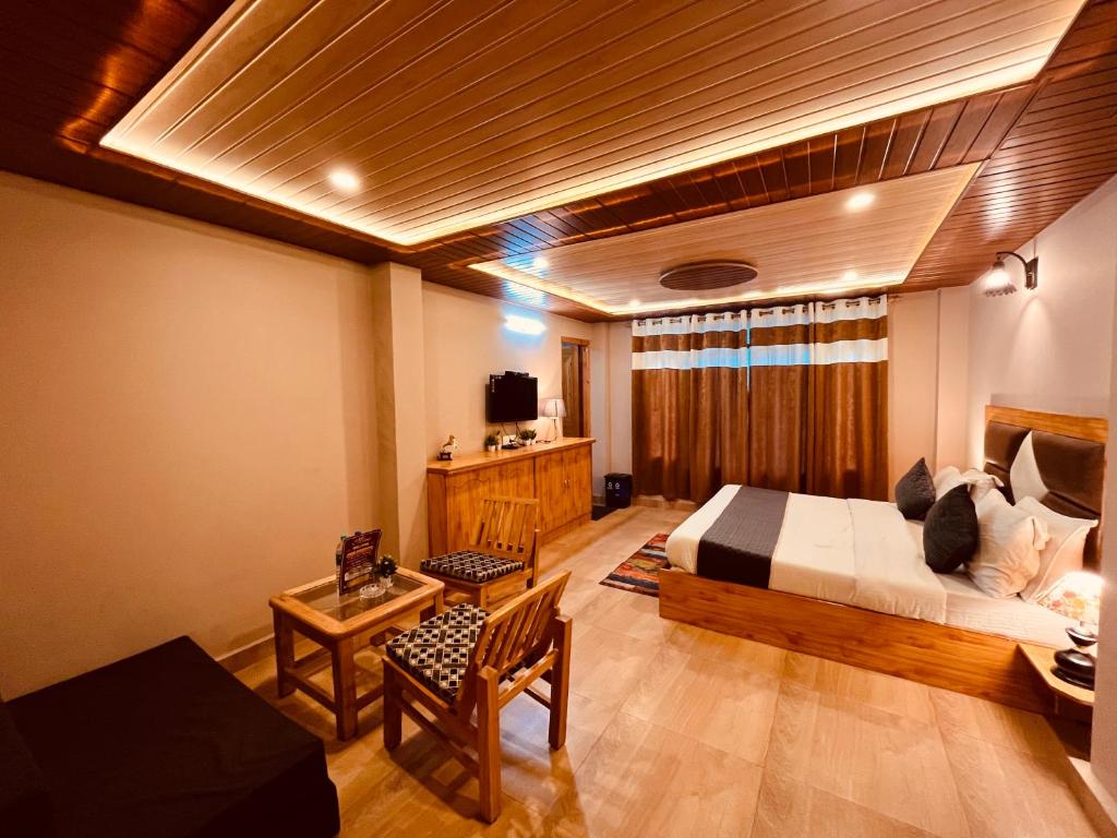 TV a/nebo společenská místnost v ubytování The Sana Luxury Stay, Manali