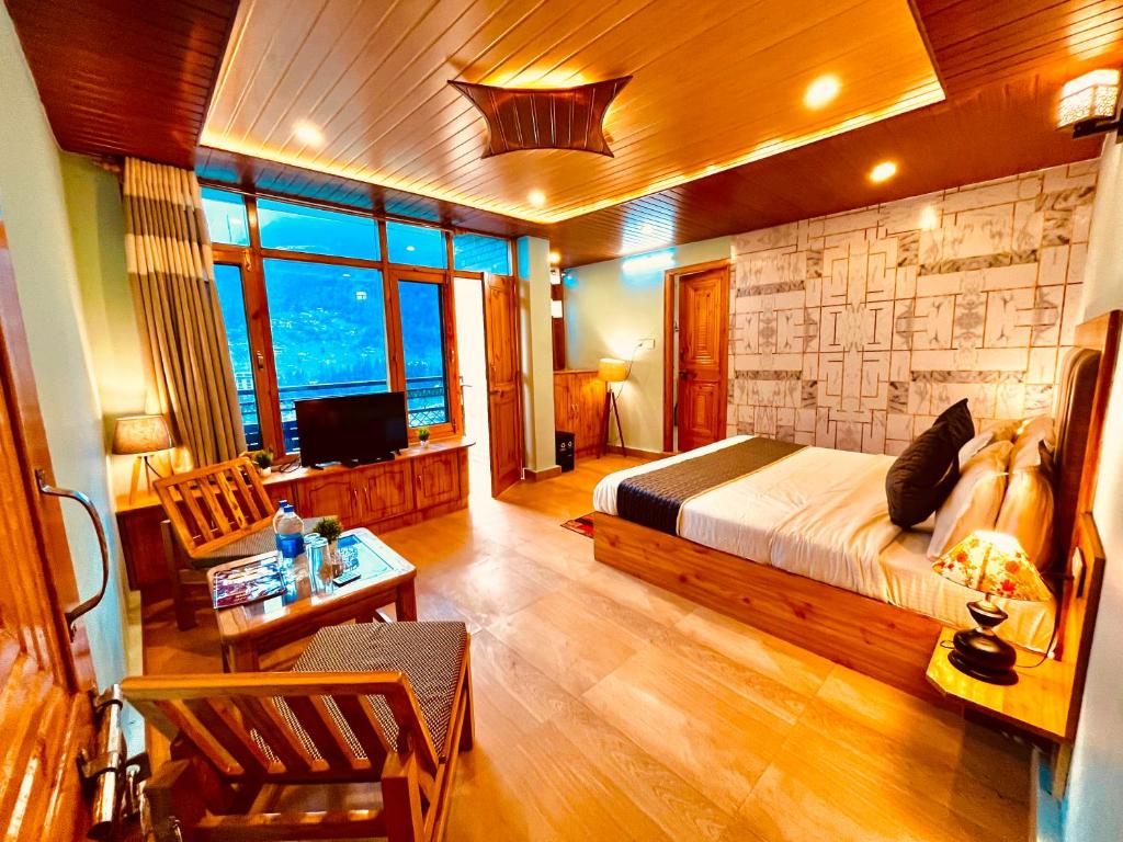 TV a/nebo společenská místnost v ubytování The Sana Luxury Stay, Manali