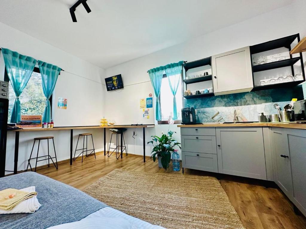 Kuchyň nebo kuchyňský kout v ubytování Valea Doftanei Glamping