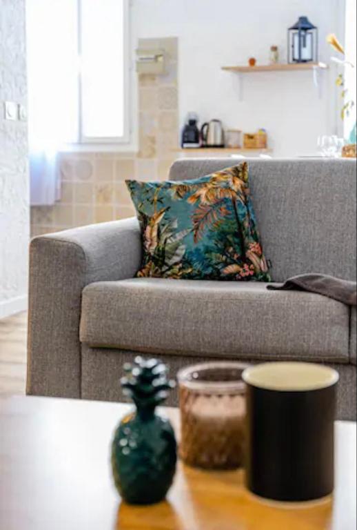 un salon avec un canapé et une table dans l'établissement Iris la ciotat, à La Ciotat