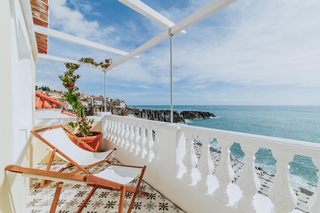 a balcony with a view of the ocean at Casa da Praia in Câmara de Lobos