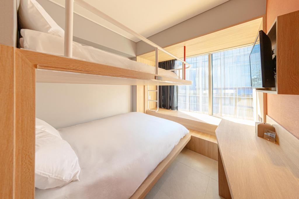 Postel nebo postele na pokoji v ubytování Uhoostay Myeongdong Guesthouse