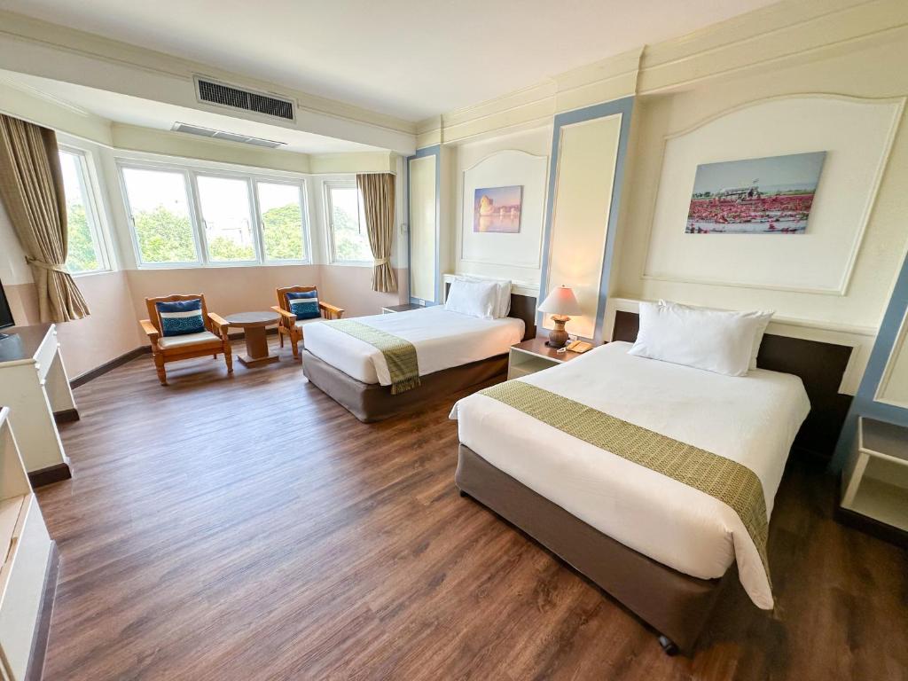 Postel nebo postele na pokoji v ubytování Siamgrand Hotel