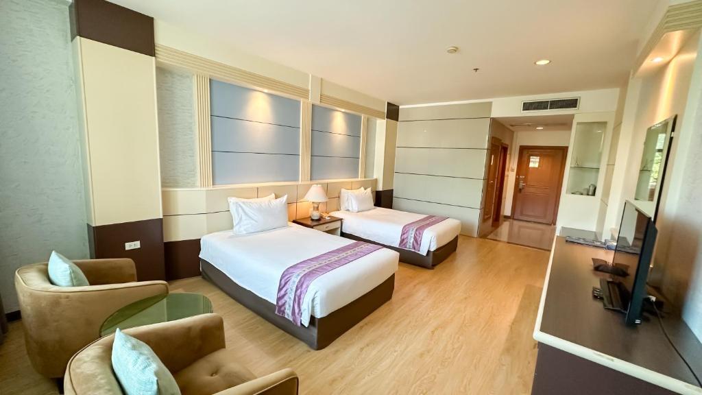 Postel nebo postele na pokoji v ubytování Siamgrand Hotel