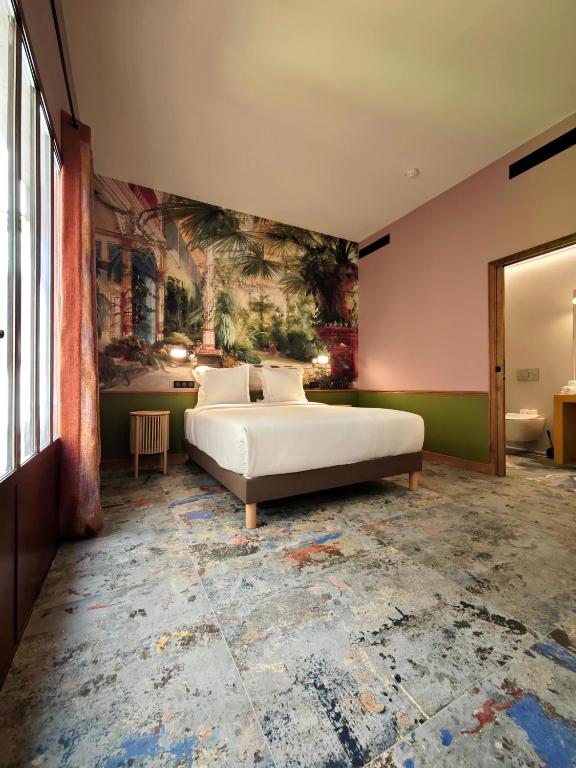 une chambre avec un lit et un tableau au mur dans l'établissement Hôtel Relais Monceau, à Paris