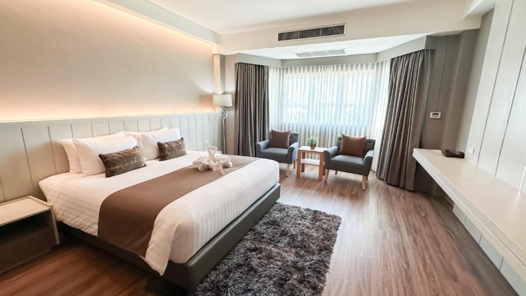Postel nebo postele na pokoji v ubytování Siamgrand Hotel