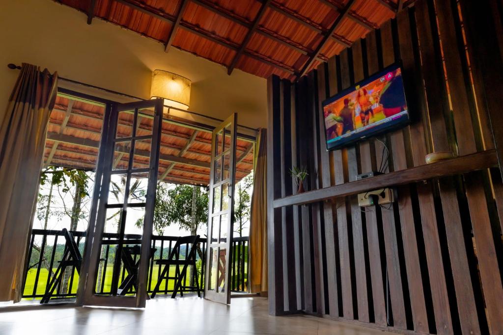 TV a/nebo společenská místnost v ubytování Raindrops Resorts Wayanad