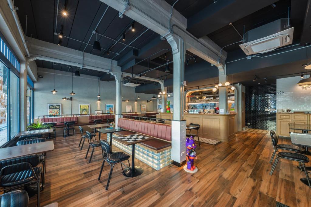 Upstairs at Ton Ton - Resim 24