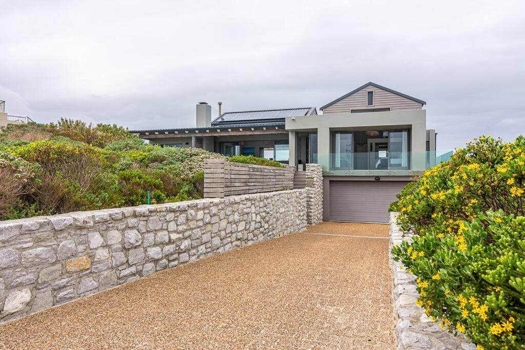 ハンスバーイにあるPeninsula Villa - Romansbaaiの石壁の家