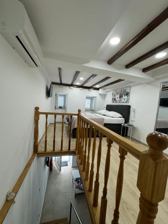 Televízia a/alebo spoločenská miestnosť v ubytovaní Apartman Mama Marija