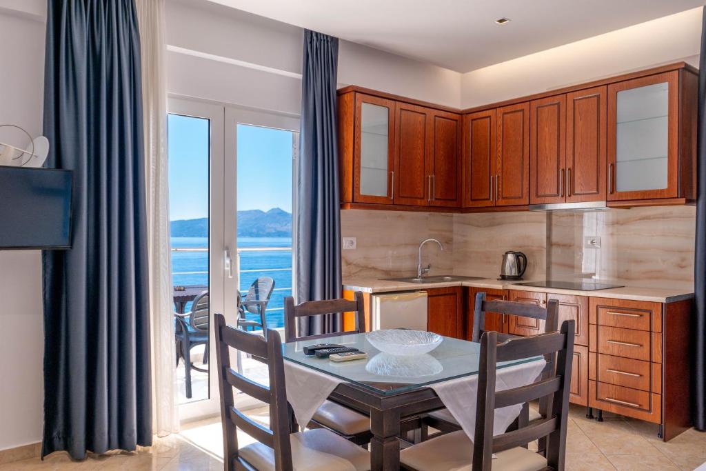 Kuchyň nebo kuchyňský kout v ubytování Erioni Hotel
