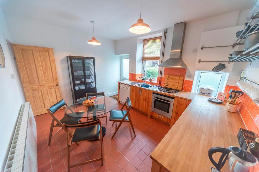 Η κουζίνα ή μικρή κουζίνα στο Spacious Garden Home in New Mills - Pet Friendly - Pass the Keys