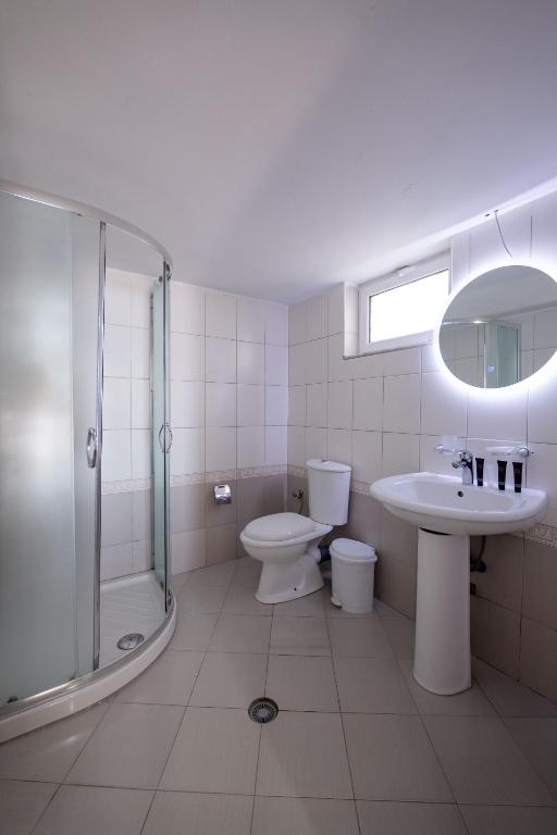 Koupelna v ubytování Erioni Hotel