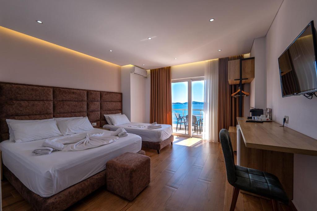 TV a/nebo společenská místnost v ubytování Erioni Hotel