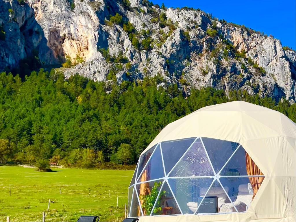 Nespecifikovaný výhled na hory nebo výhled na hory při pohledu z luxury tent